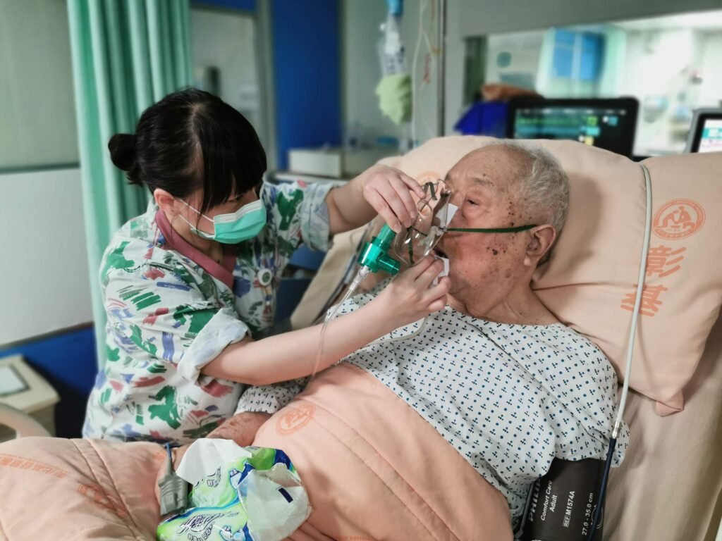 의료적 케어가 필요한 환자를 돌보는 케어기버의 모습